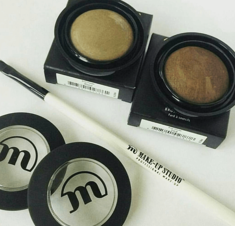 Компания Make-Up Studio разработала оптимальный вариант для такого макияжа - тени Brow Powder, представленные в двух оттенках.