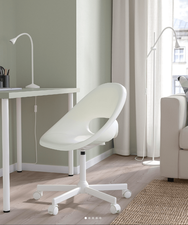 Офисный стул цвет белый
