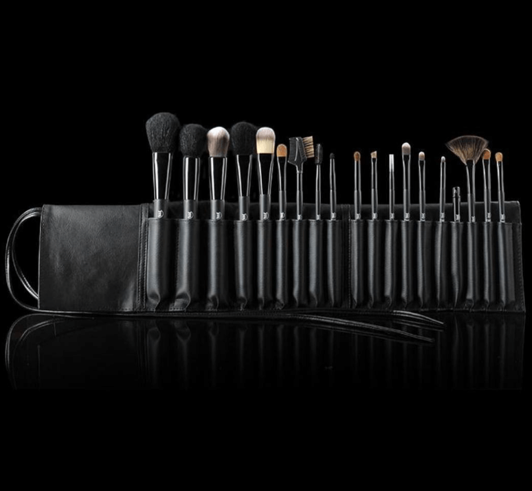 Набор из 19 кистей  У нас вы можете приобрести оптом и в розницу профессиональную  косметику
