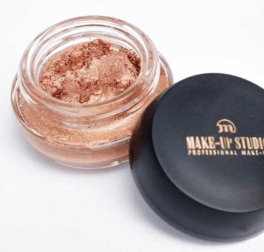 Make-Up Studio Bronzing Mousse Соблазнительный оттенок бронзового загара — это именно то, что нужно для непревзойденного летнего образа.