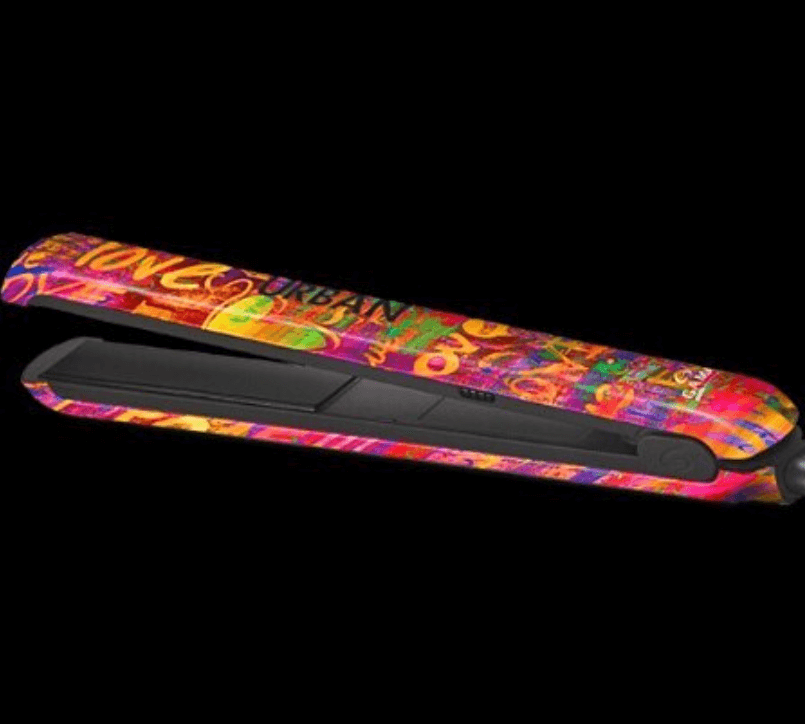 Керамические пластины с турмалиновым покрытием обеспечивают равномерное выпрямление волос,