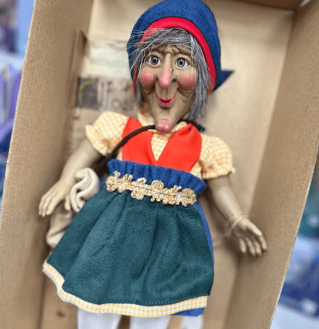 Кукла Женщина из  близлежащей деревни приехала повидать Нейми,