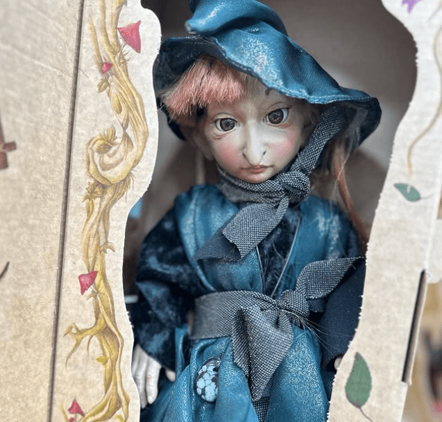 Во времена, когда королевству Дагды принадлежали холмы Ирландии, верховный эльф Ангус влюбился при необычных обстоятельствах…  🪄28 см