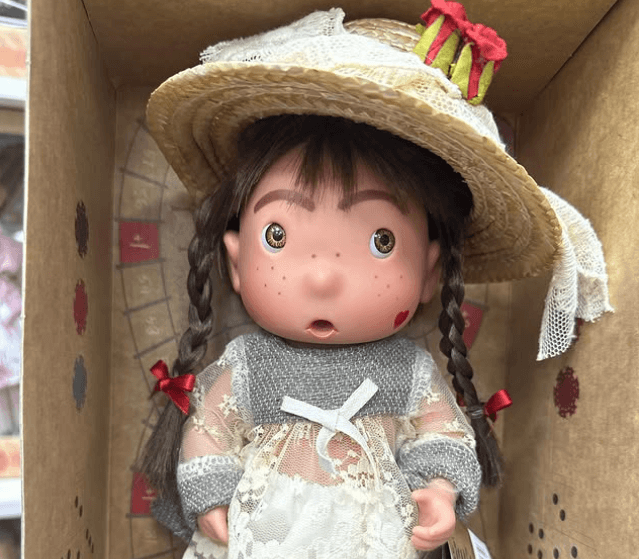 Тилина - малышка с широко распахнутыми глазами и удивленным выражением лица. Она непоседливая, смешная и очень добрая.