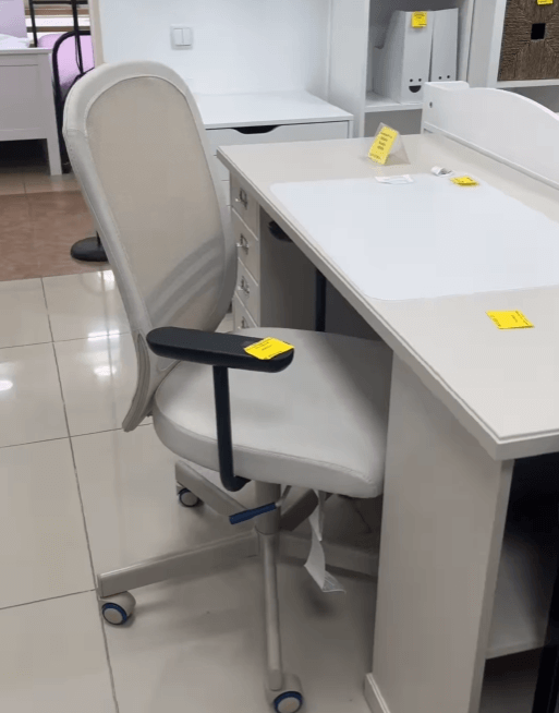 Офисный стул Флинтан бежевый с подлокотником