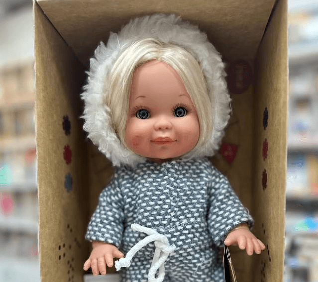 Кукла Бетти в курточке Испанское качество куколки соответствует европейским стандартам экологии и безопасности.