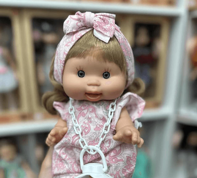 Пупс с милой мордашкой в беретке Пупсики абсолютно безвредны для малышей.