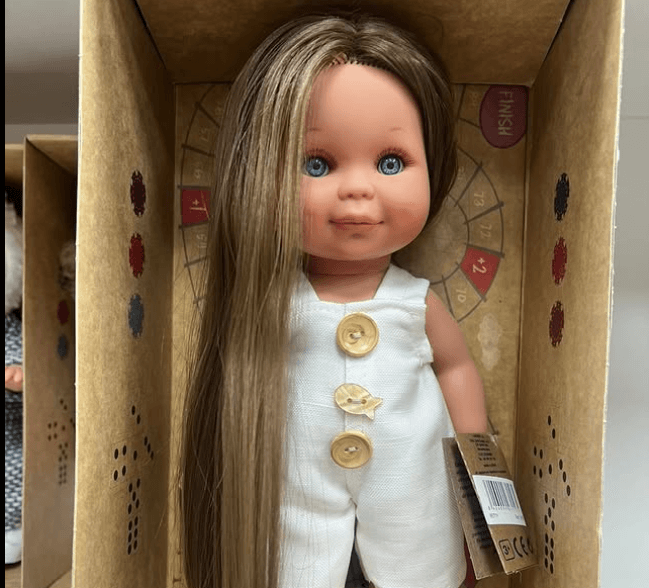 Кукла с длинными волосами Кукла упакована в красивую коробку, комплектуется сертификатом о рождении.