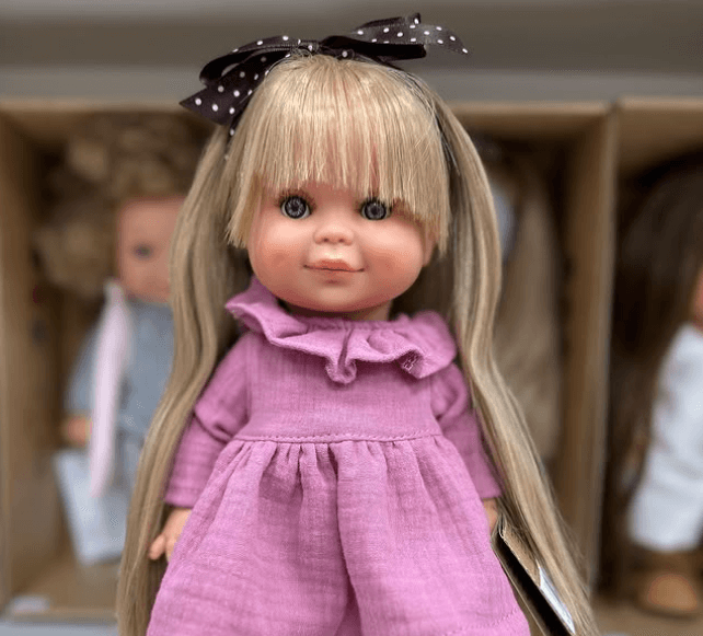 Бетти с длинными волосами сдобрым вырожением лица Кукла упакована в красивую коробку