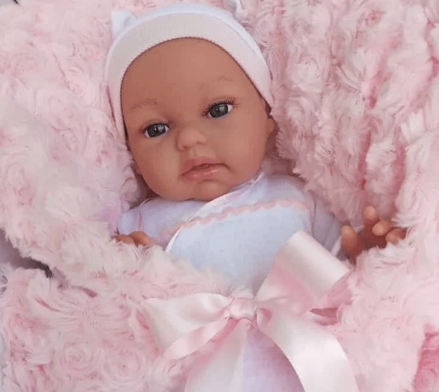 Нежная озвученная малышка Туловище мягконабивное, а голова, ручки и ножки выполнены из высококачественного и безопасного винила.