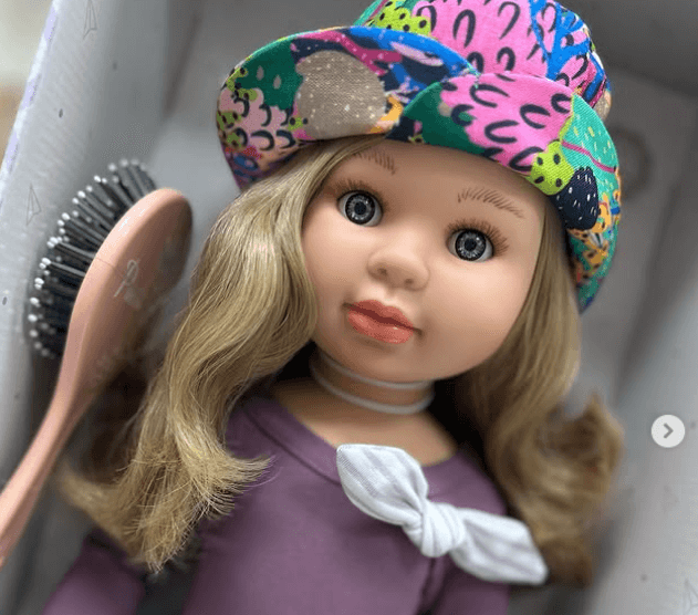 Роскошная куколка 60 см.  Выполнена из винила высокого качества, который имеет легкий и приятный аромат ванили.