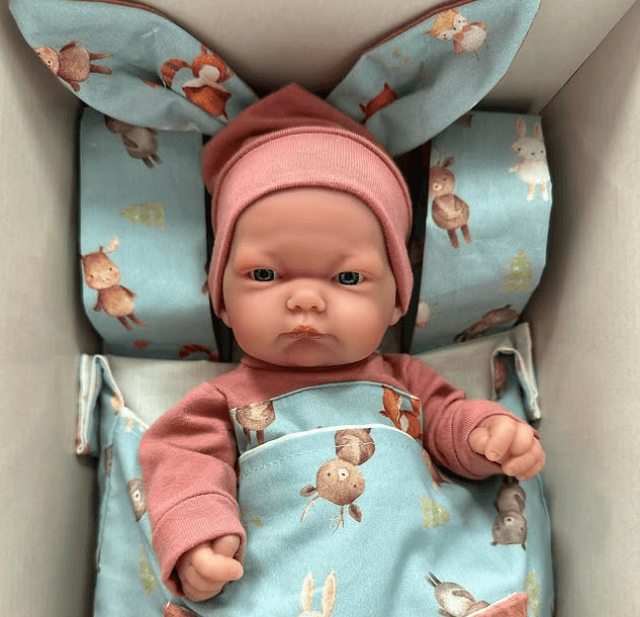 Куколка имеет волшебное личико и правильные пропорции тела, а наряды игрушки отличают современный дизайн