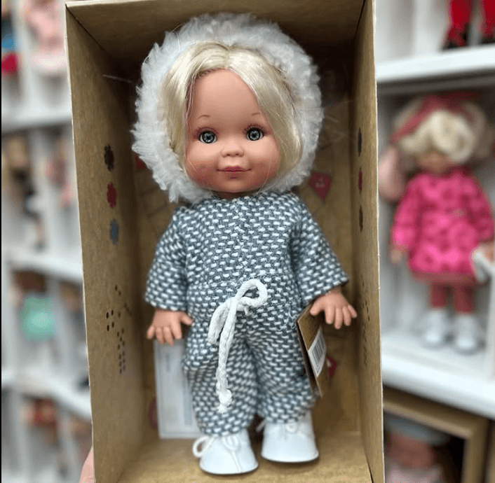 Кукла упакована в красивую коробку, комплектуется сертификатом о рождении. Высота куклы: 30 см.