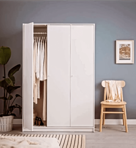 Гардероб 3 дверный Kleppstad цвет белый
