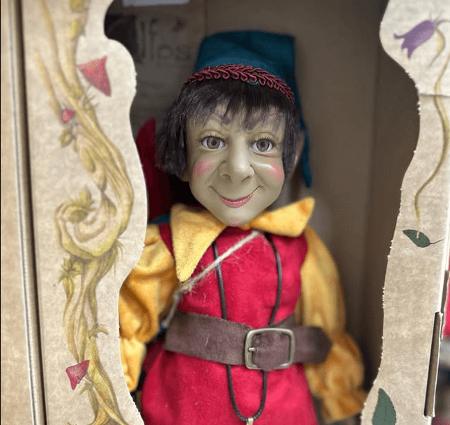 Даговилл настолько стар, что никто не может сказать, когда его впервые увидели. В эльфийском мире его очень уважают и оберегают,