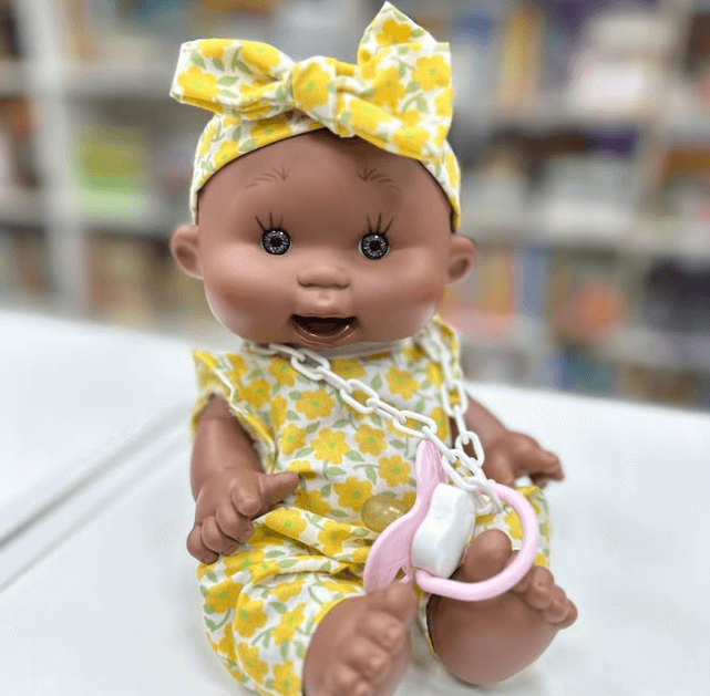 Пупс в милом жолтом костюмчике🍭Пупсики абсолютно безвредны для малышей. 🍭Их можно купать. 🍭Вкусно пахнут ванилькой.