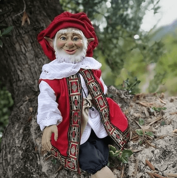 Кукольник гном Он хотел, чтобы его эльфы смогли добавить немного волшебства и во взрослую жизнь.