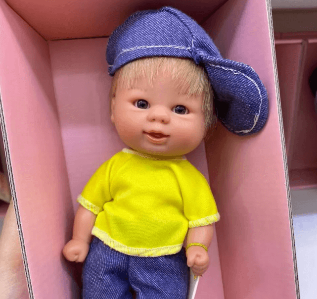 Малыш с кепкой 💙Размер: 21 см. 💙Упакована в роскошную фирменную коробку. 💙Без запаха!