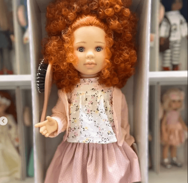 Рыжая кудряшка кукла Куколка выполнена из винила высокого качества, который имеет легкий и приятный аромат ванили.