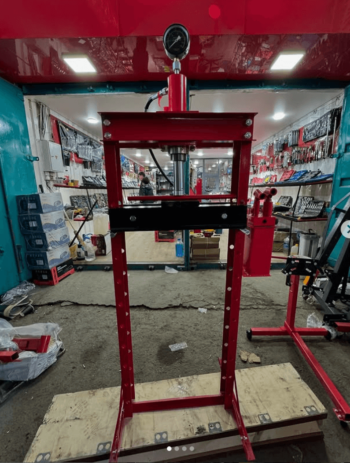 Гидравлический пресс с манометром, давлением 20 т