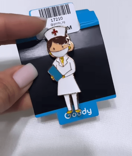 Брошь "Медсестра на обходе" большой