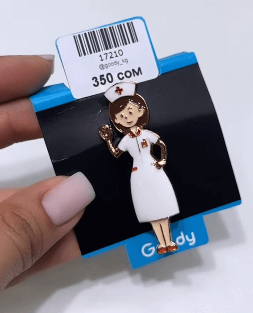 Брошь "Медсестра с лекарством" большой