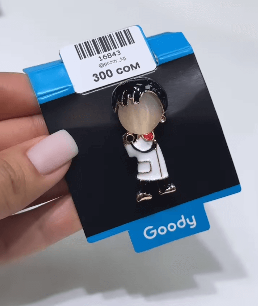 Брошь "Врач с стетоскопом"