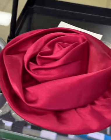 Крупные броши цветы  "Роза" красный атлас