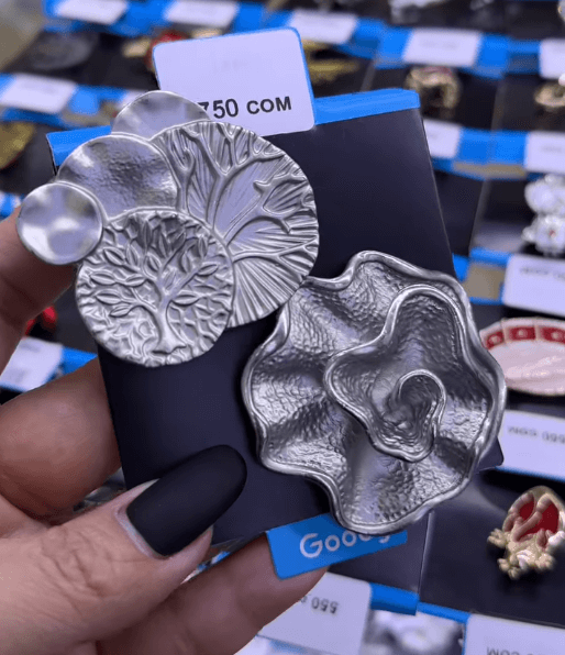 Брошки на магнитах серебристые напоминающие розу и дерево