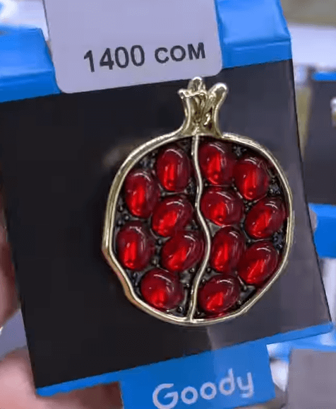 Брошь "Половинка граната"