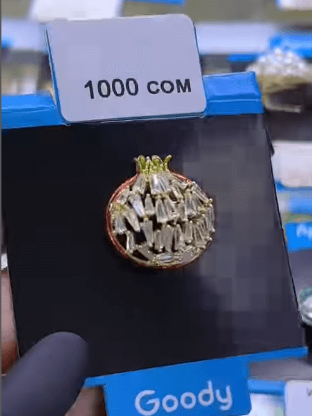 Брошь "Гранат с белыми косточками"