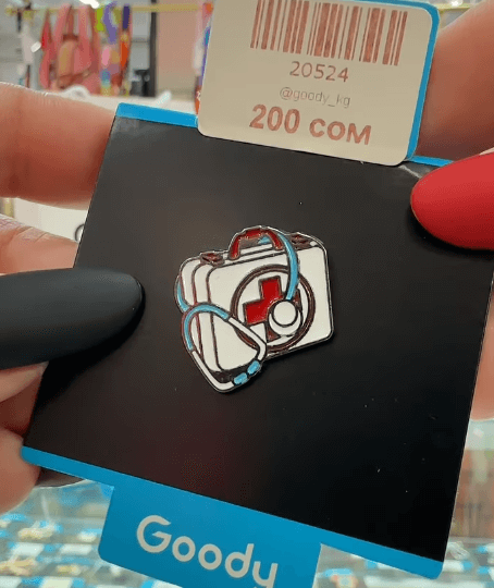 Брошь "Чемодан врача" на тему медицины