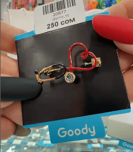 Брошь "Стетоскоп в виде сердца" на тему медицины