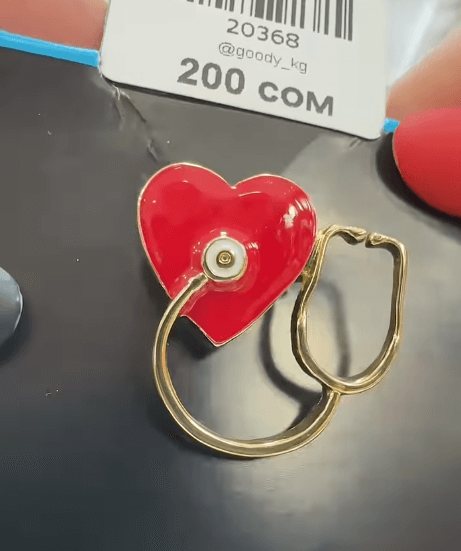 Брошь "Стетоскоп и сердце" на тему медицины