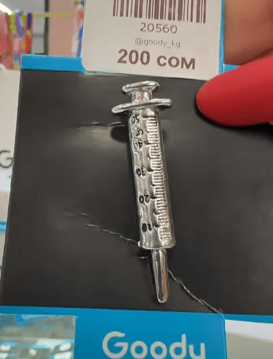 Брошь "Шприц" на тему медицины