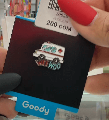 Брошь "Скорая помощь" на тему медицины