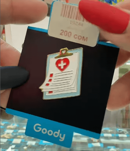 Брошь "Медицинская карточка" на тему медицины