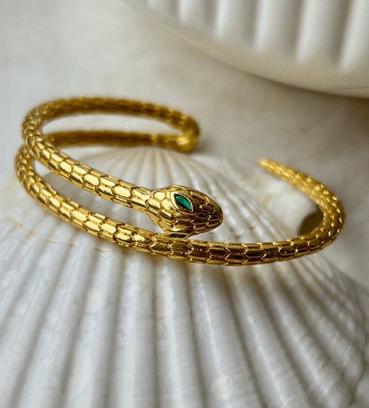 Браслет в форме змеи тонкий золотистый с зелеными глазами