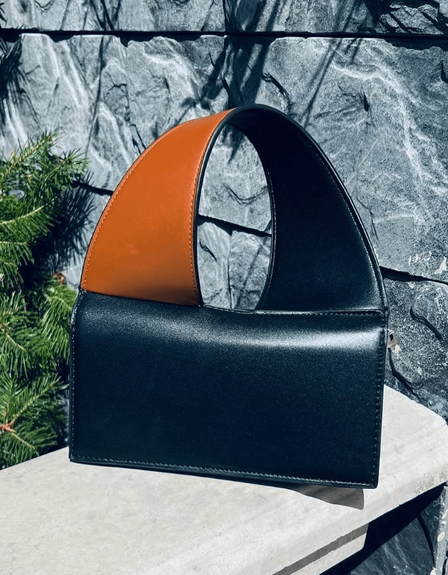 Небольшая сумочка с акцентной ручкой цвет черный\оранжевый