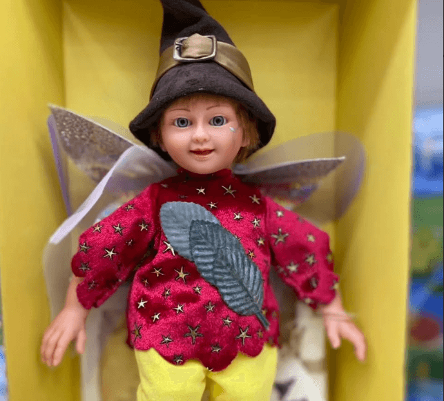 Уриэль - маленький лесной эльф, который заботится о водоемах и болотах.