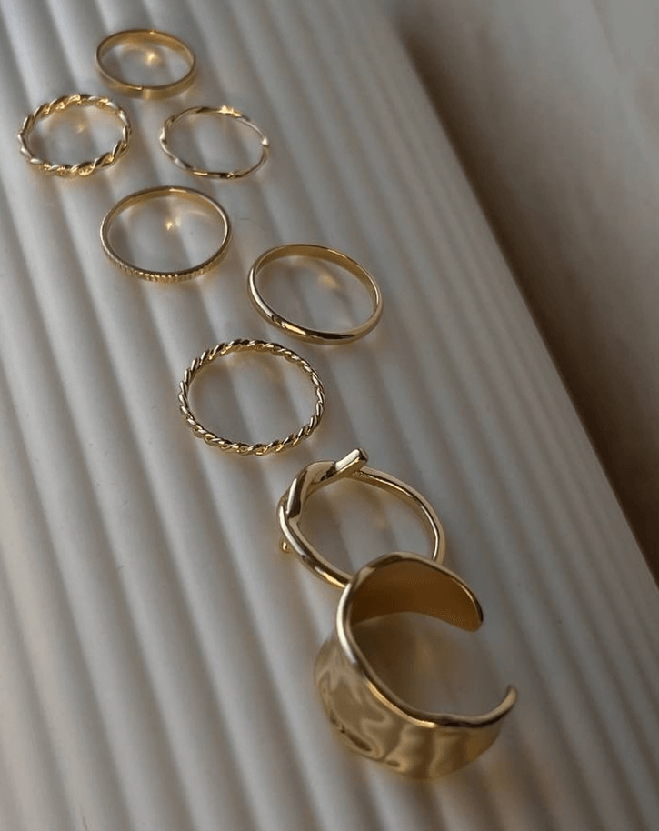 Набор из 8 золотистых колец