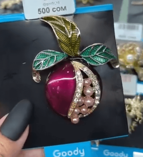 Брошь "Гранат с листьями и жемчужными косточками"