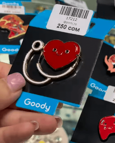 Брошь "Сердце и стетоскоп" на тему медицины