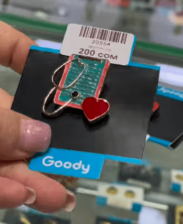 Брошь "Медицинская запись и стетоскоп" на тему медицины