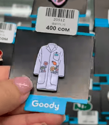 Брошь "Халат врача" на тему медицины