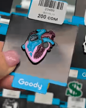 Брошь "Человеческое сердце" на тему медицины