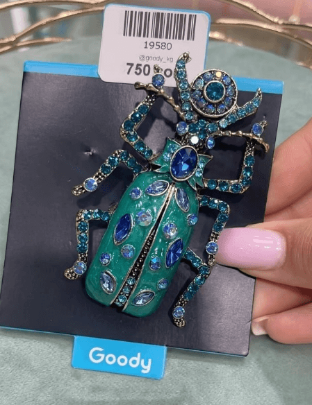 Брошь Жук изумрудный