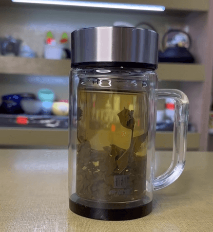 Термокружка из высокопрочного боро-силикатного стекла с двойными стенками.