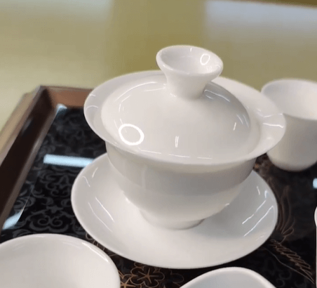 КИТАЙСКАЯ ФАРФОРОВАЯ Изящная, нежная гайвань белоснежного цвета, ручной работы.