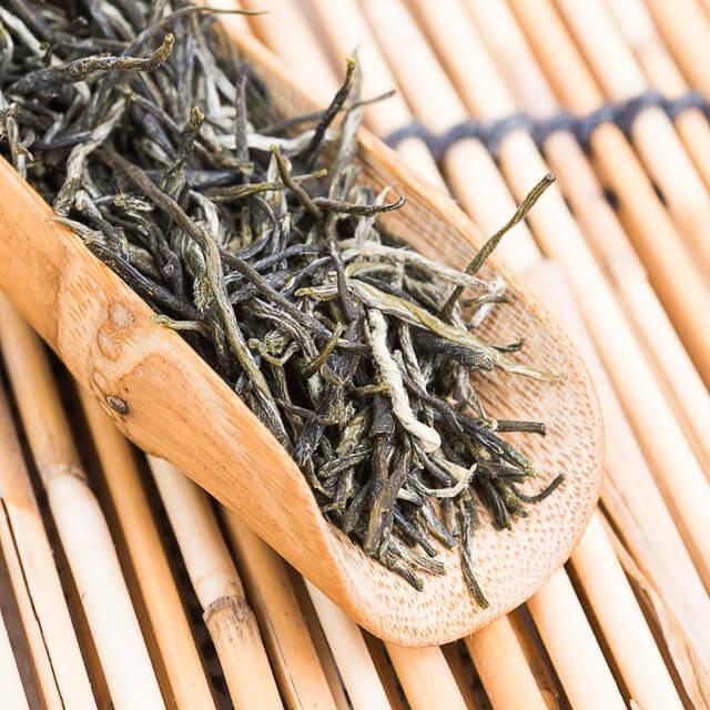 Синь Ян Мао Цзянь - высокогорный чай, наполненный горным воздухом и питающийся горными источниками.